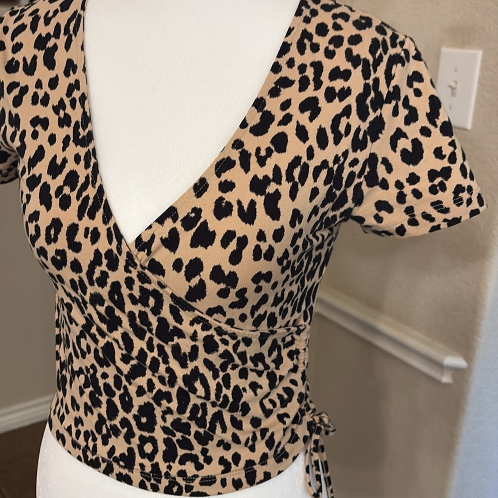 Forever 21 tan cheetah animal print wrap crop top Size S - Picture 10 of 17